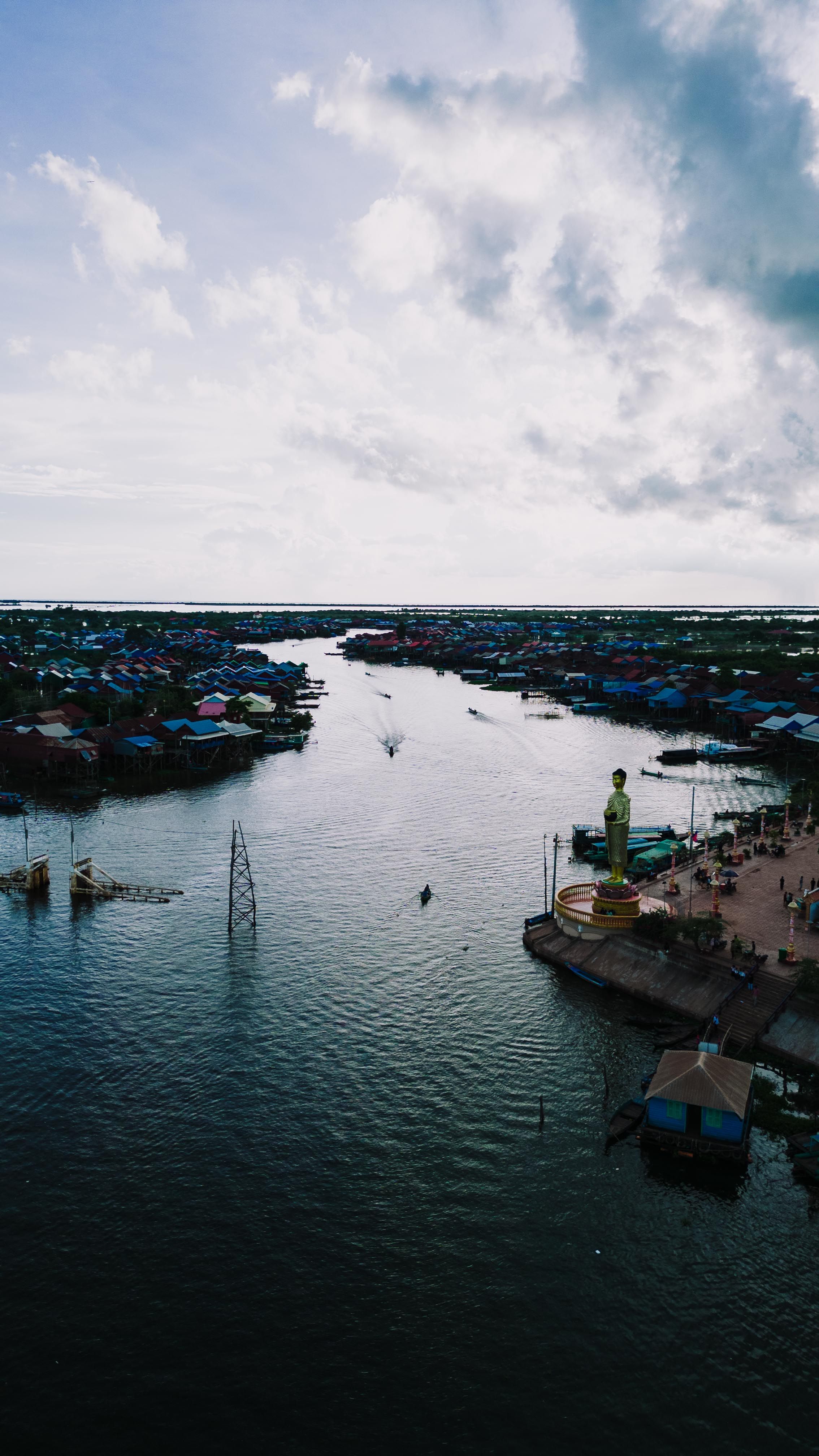 River in Town · Free Stock Photo