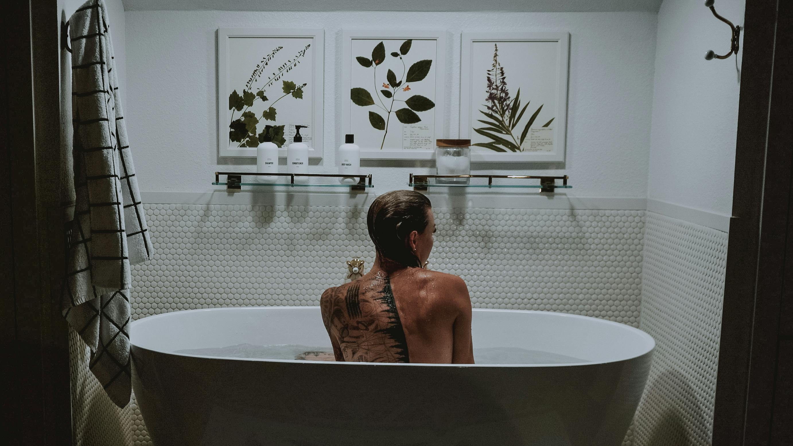 bath with tattoos · Free Stock Photo