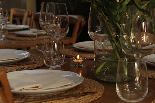 Darmowe zdjęcie z galerii z brązowy, kieliszki do wina, projekt stołu