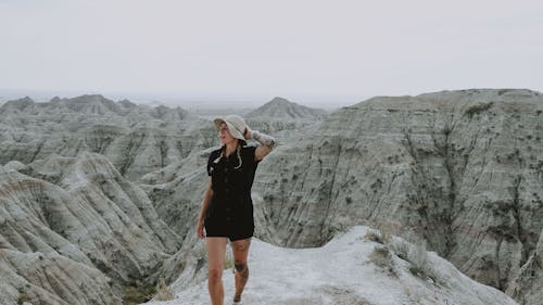 çöl, dağlar, Kadın içeren Ücretsiz stok fotoğraf
