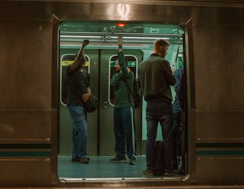 무료 회색 기차에있는 사람들 스톡 사진