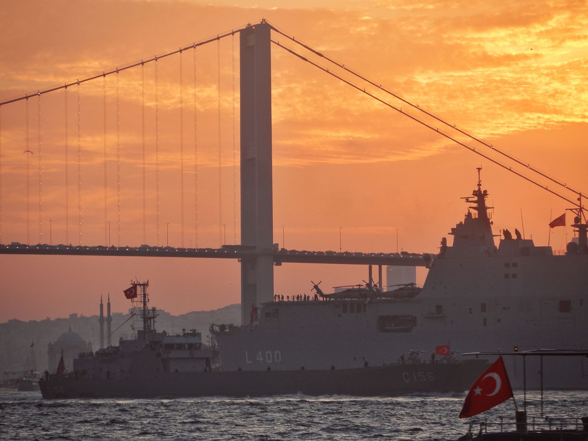 Denizde seyreden gri renkli bir savaş gemisi