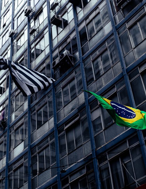 Kostenloses Stock Foto zu brasilien, bürogebäude, fahnen