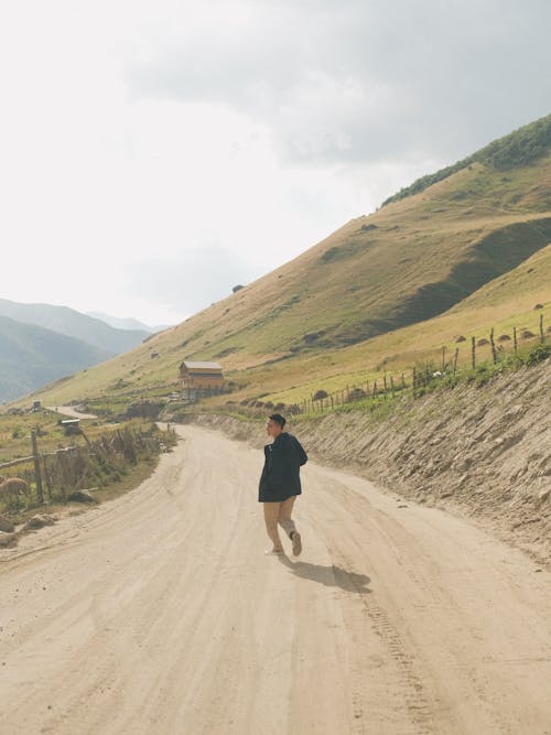 Fotos de stock gratuitas de camino de tierra, césped, hombre