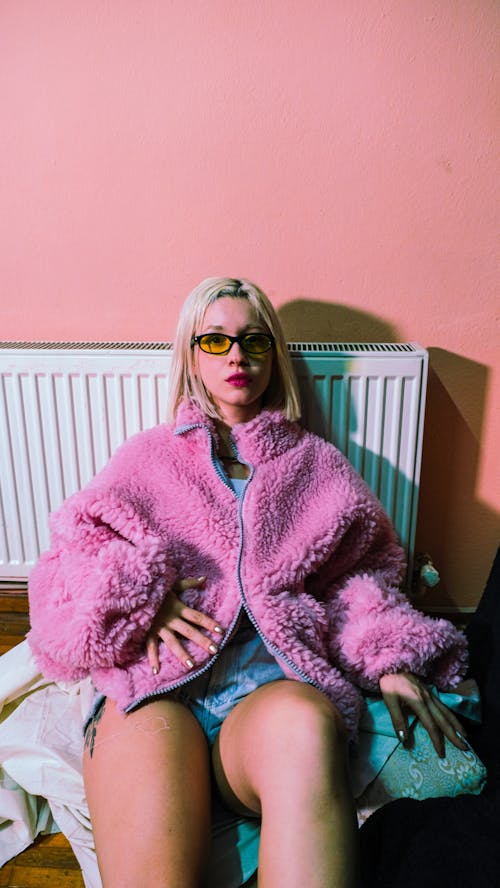 Fotos de stock gratuitas de chaqueta rosa, fotografía de moda, Gafas de sol