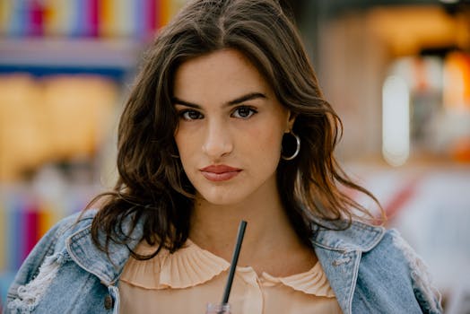 一位年轻女子穿着牛仔夹克，自信地看向镜头特写