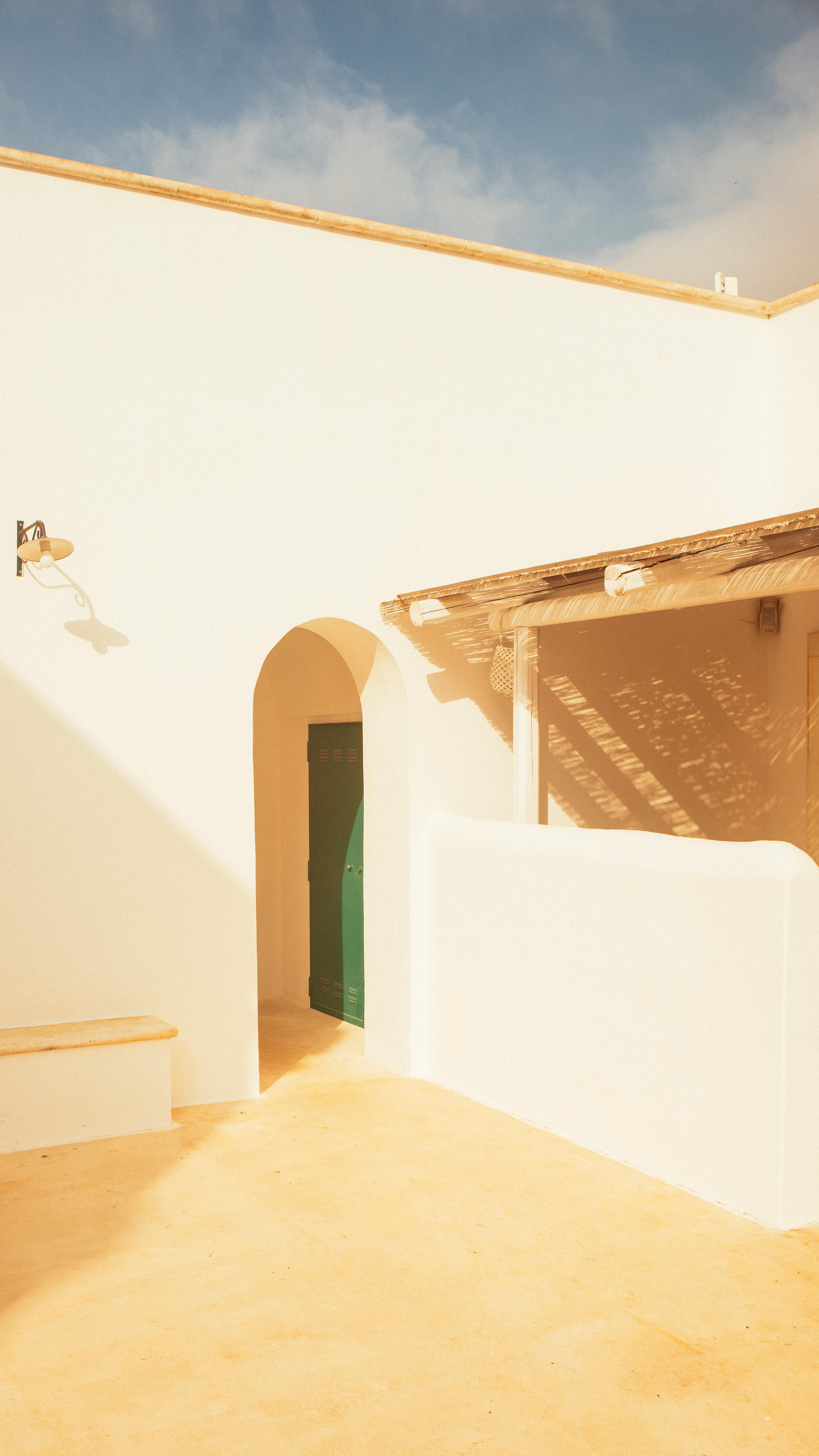 明亮的极简主义外观，拱门在阳光下投下阴影