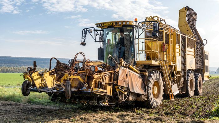 Diyarbakır'da biçerdöver makinesi hasat sırasında yangına tutuldu