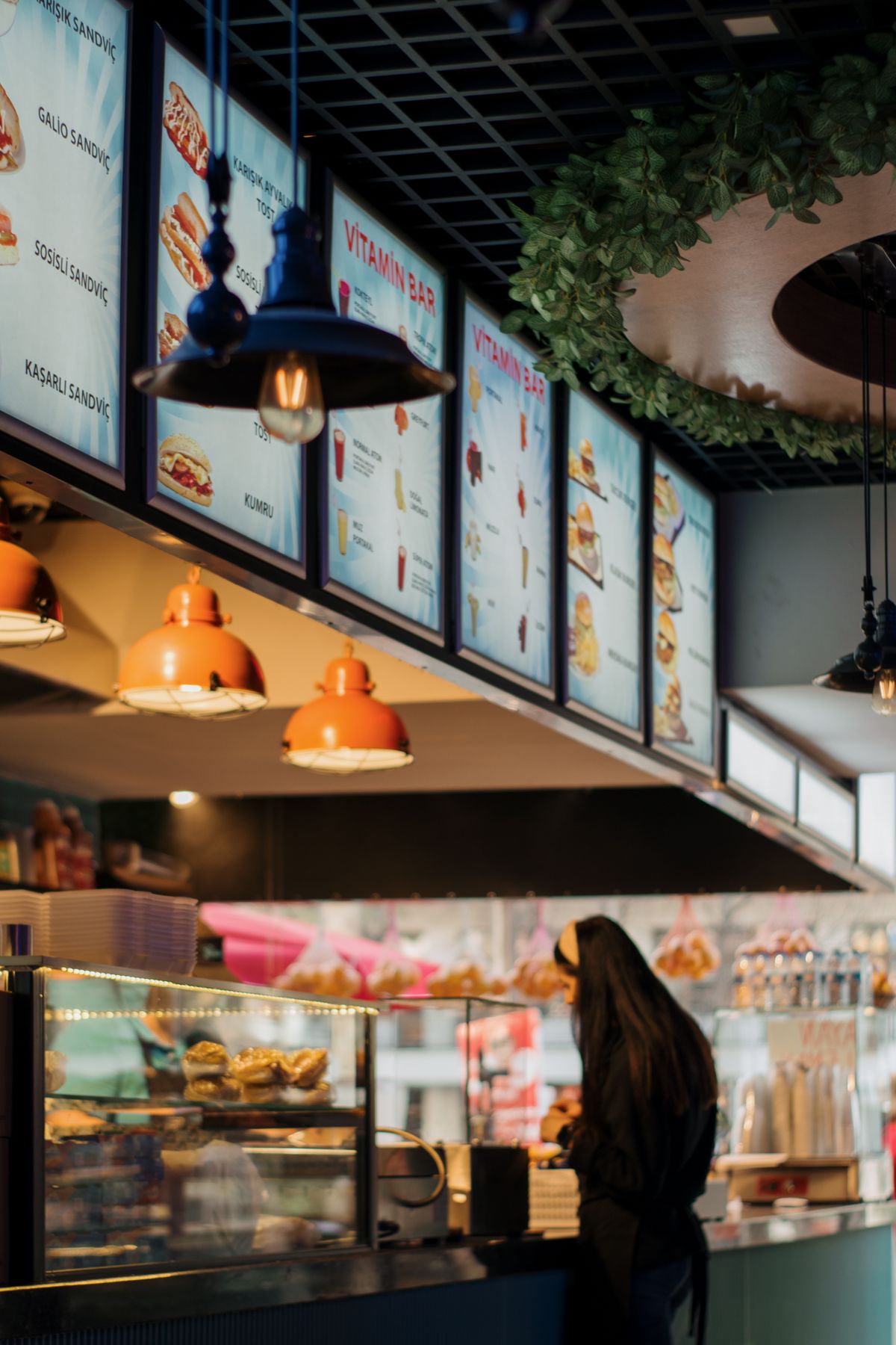 Cliente dans un fast-food avec affichage lumineux