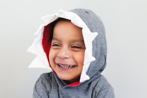 Garçon Souriant Portant Haut à Capuche Gris Et Blanc