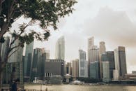 新加坡金融区现代天际线的景观中，海滨摩天大楼林立