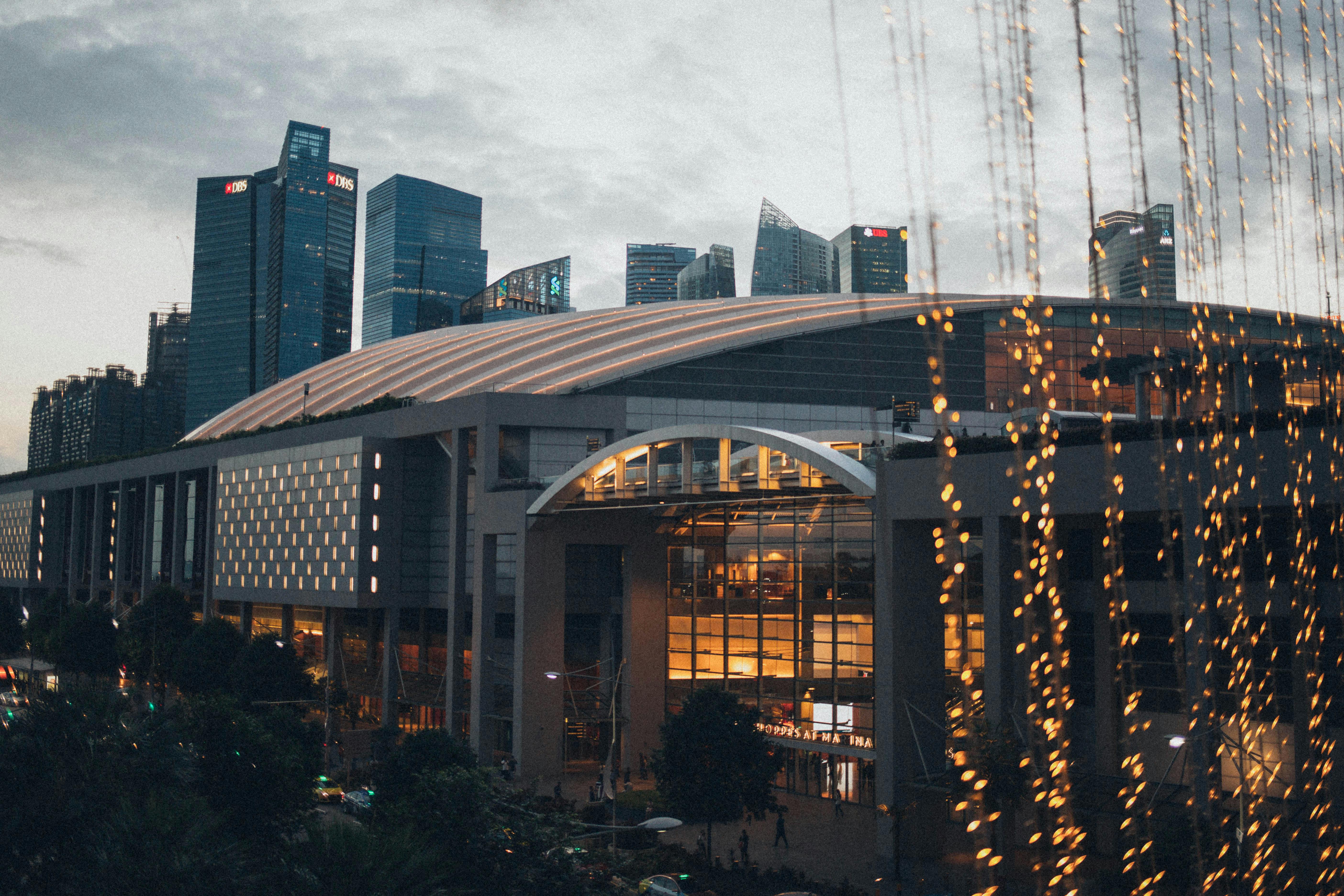 黄昏时分，现代城市的天际线展现出壮丽景色，摩天大楼和发光建筑是其特色