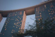 从新加坡滨海湾金沙的高处俯瞰，建筑辉煌尽收眼底