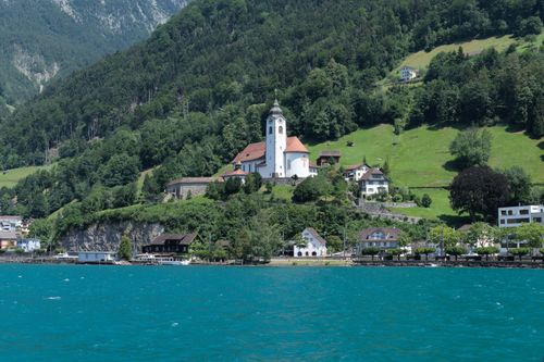 Free Discover the stunning Pfarrkirche Herz Jesu nestled in Flüelen, Switzerland, framed by lush green hills and Lake Lucerne. Stock Photo