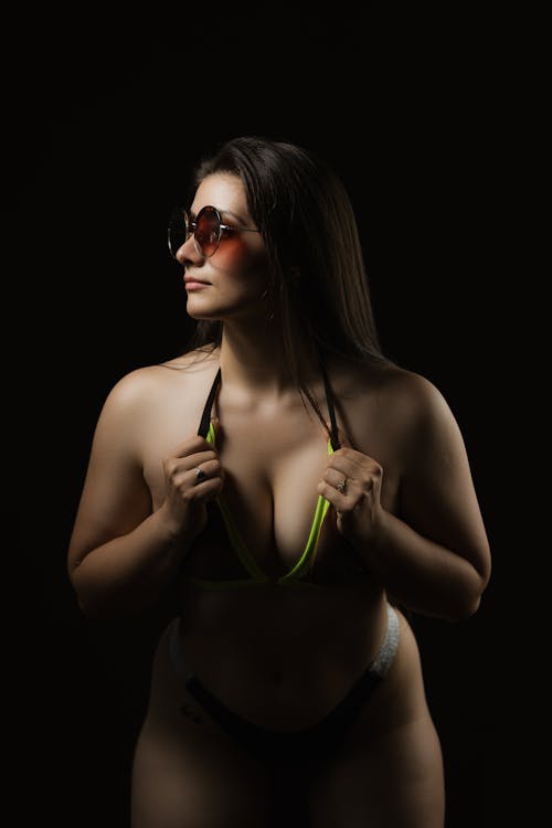 Základová fotografie zdarma na téma bikini, černé pozadí, dlouhé vlasy