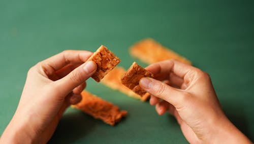 Persona Sosteniendo Galletas