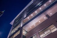 现代建筑的立面在夜空映衬下被美丽地照亮