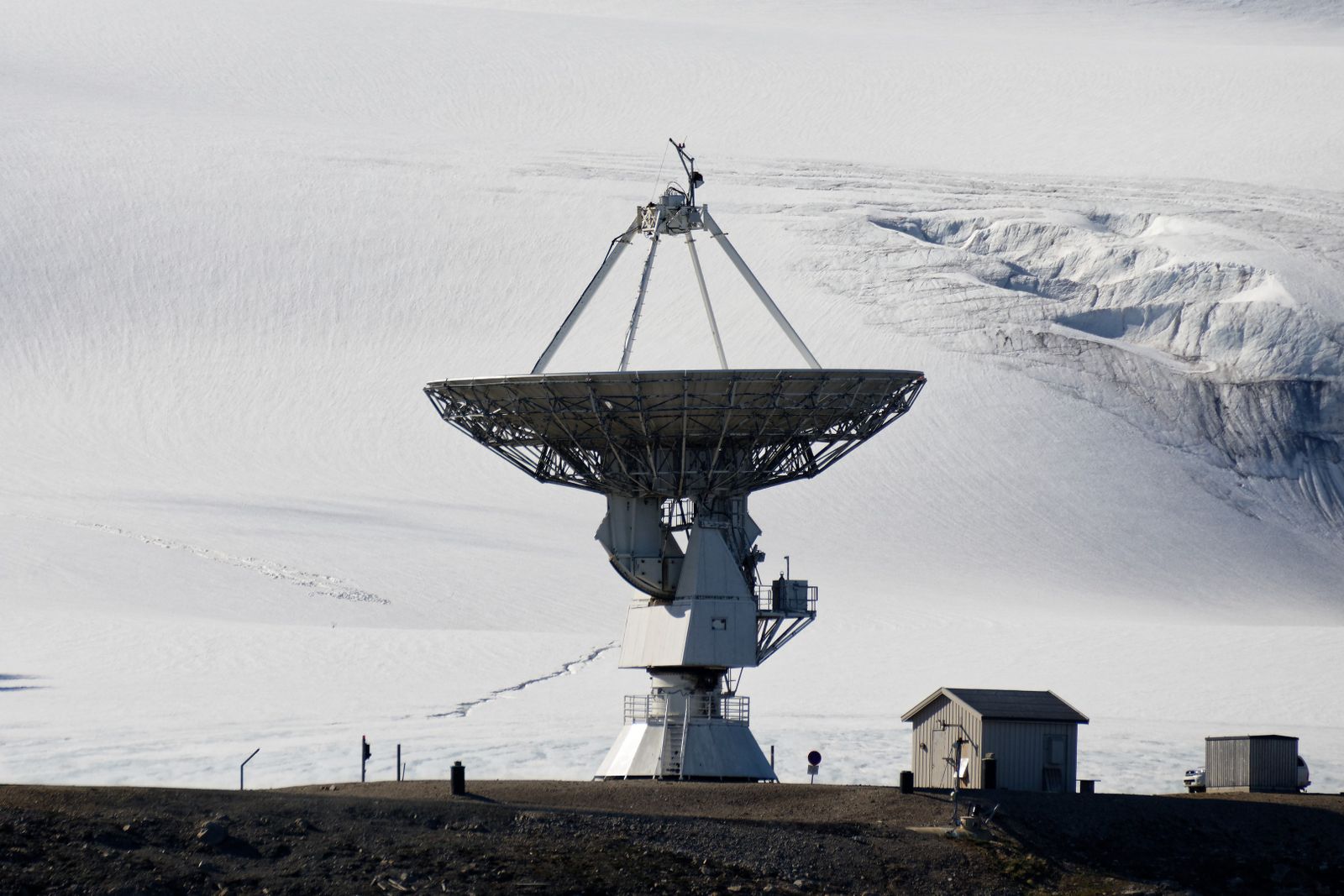Grande antenna parabolica per comunicazioni e ricerca in ambiente artico