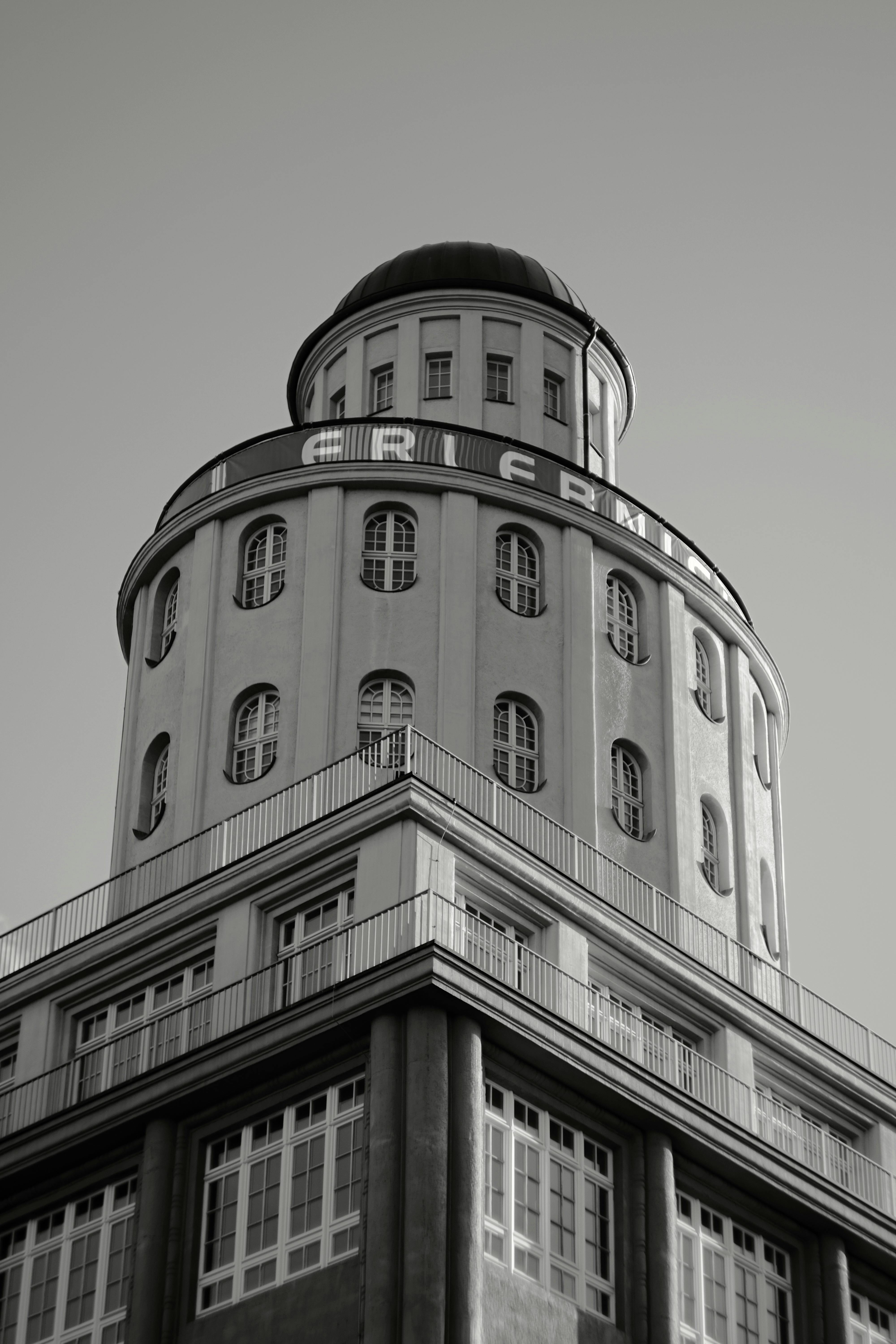 A monochrome photo of a modern tower in Dresden, Germany showcasing architectural beauty.