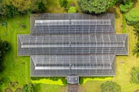 俯瞰印度尼西亚一座被郁郁葱葱的绿色植物包围的现代温室