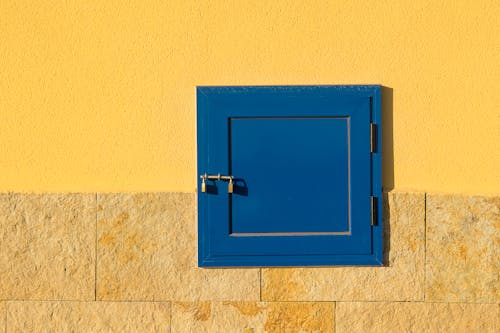 Kostnadsfri bild av blå dörr, geometrisk, gul vägg