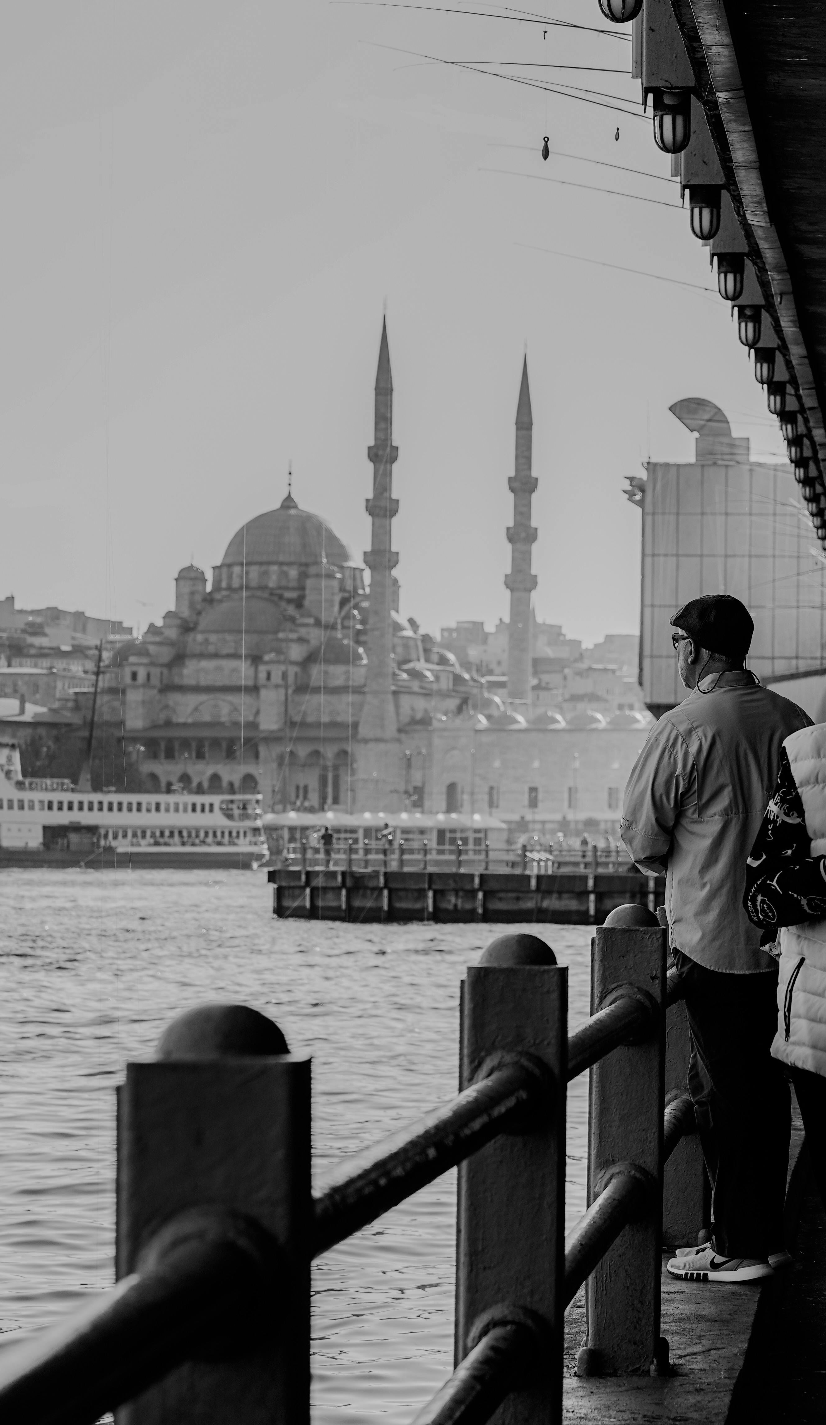 Gratuit Un Homme Debout Sur Une Cascade Regardant Une Mosquée à Istanbul Photos