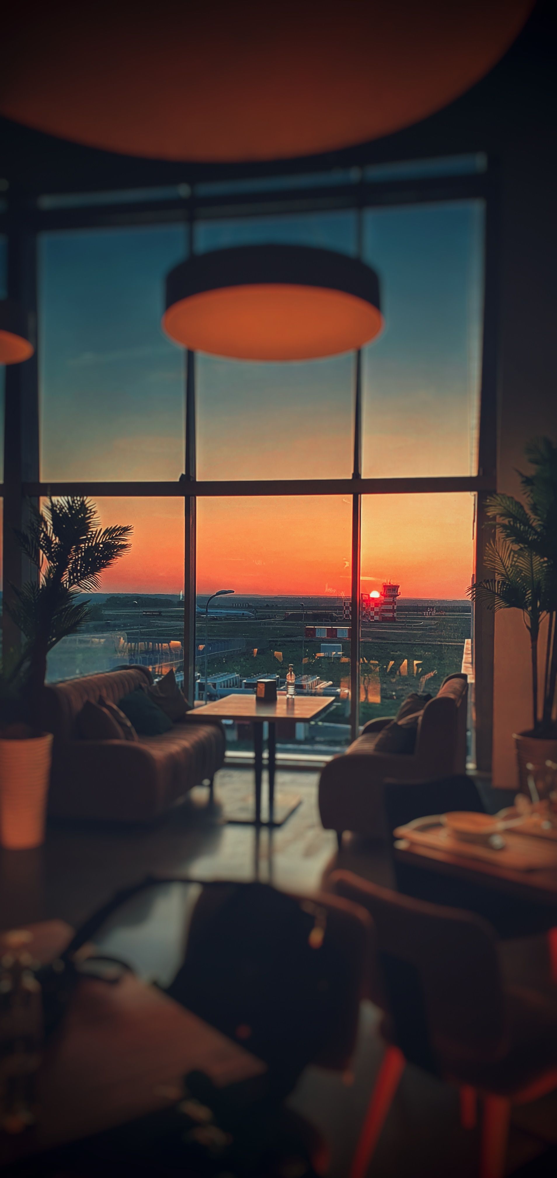 Gün batımı manzaralı sıcak tonlarda şık lounge (Fotoğraf: Михаил Фомин / Pexels)
