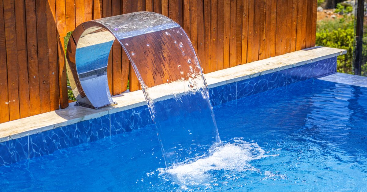 Pool im eigenen Garten: Was Hausbesitzer vor dem Bau wirklich wissen sollten 2 Verschiedene Pool-Typen im Gartenvergleich: Aufstellpool, Fertigbecken und individuell gefertigter Betonpool