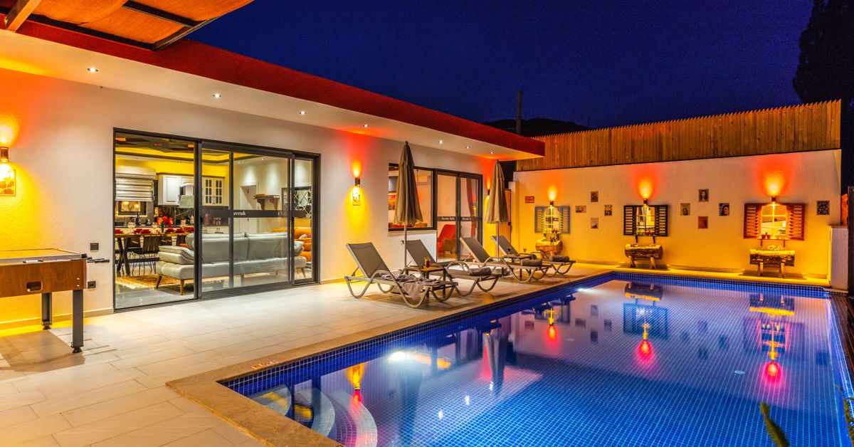 Iluminação de Piscina: LED, Tipos e Como Instalar Casa com piscina iluminada à noite