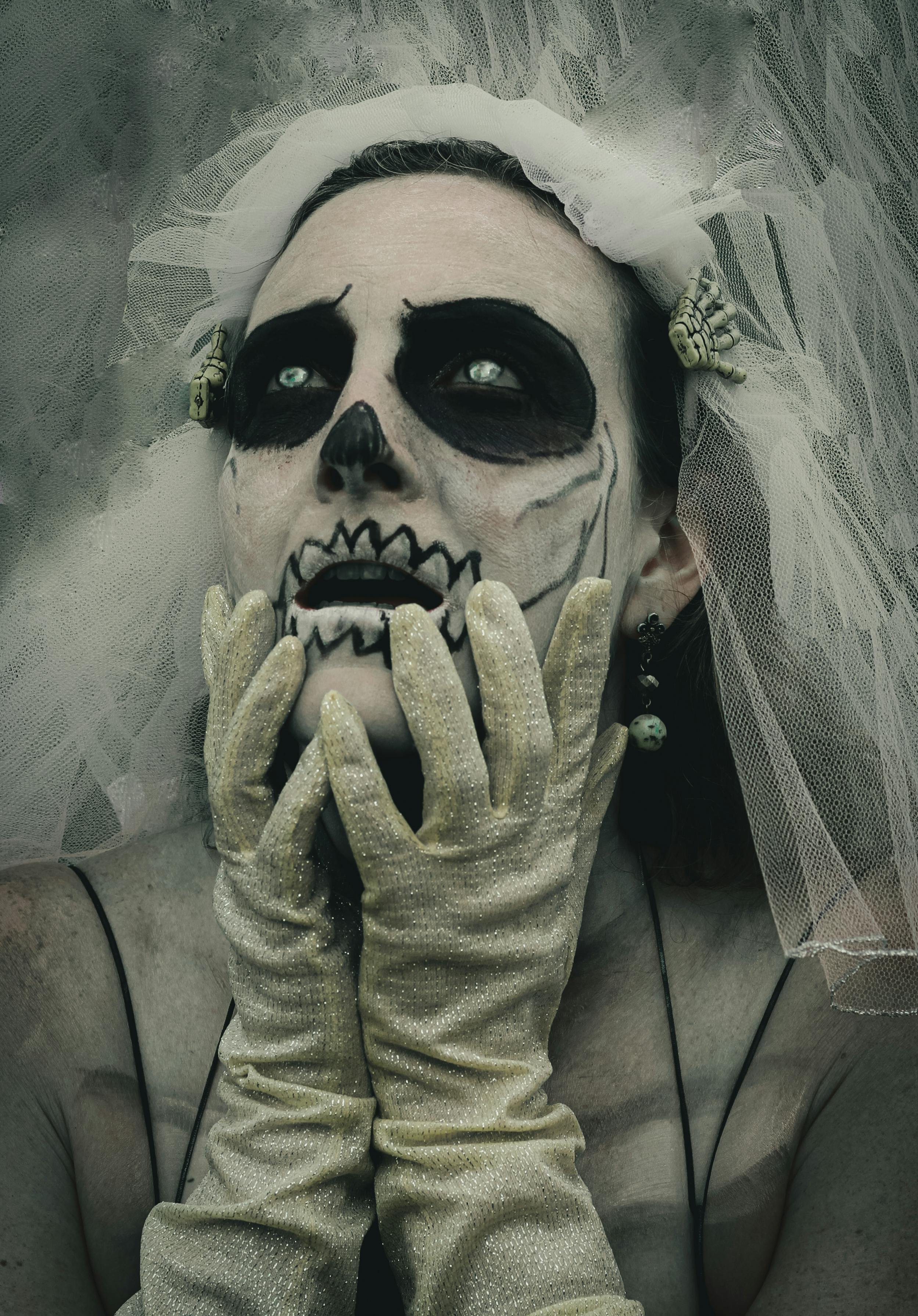 Kostenlos Frau In Einem Gruseligen Braut Halloweenkostüm Und Make Up  Stock-Foto