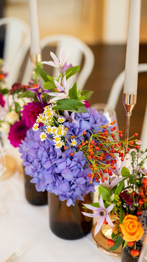 Kostnadsfri bild av blommor, bord, buketter