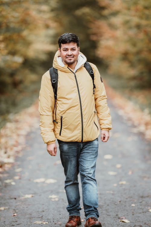 Gratis stockfoto met backpack, Bos, gele warme jas