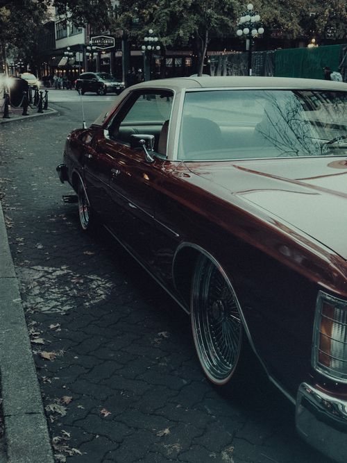 Free A retro Ford LTD parked on a city street, capturing a vintage urban vibe. Stock Photo