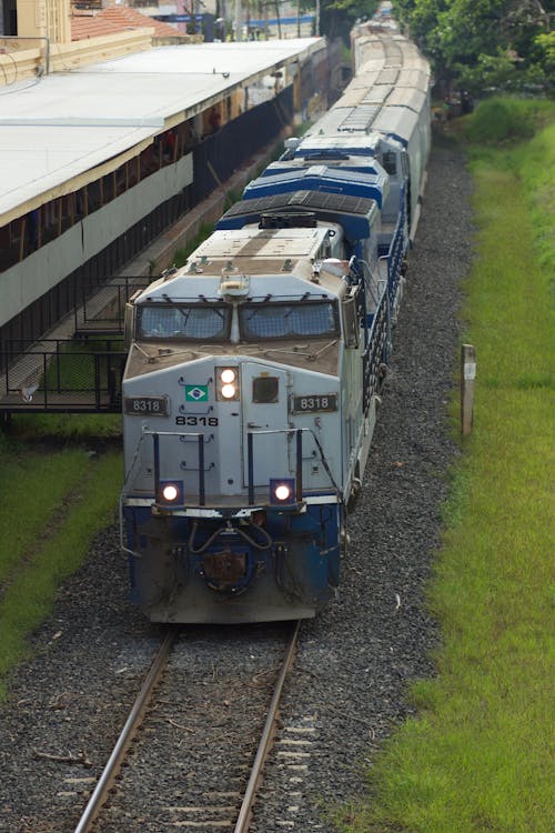 Безкоштовне стокове фото на тему «вантажний поїзд, вертикальні постріл, залізнична колія»