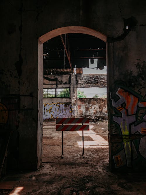 Fotos de stock gratuitas de abandonado, barrera, graffiti
