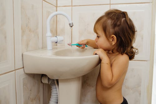 Immagine gratuita di acqua corrente, affondare, bambino