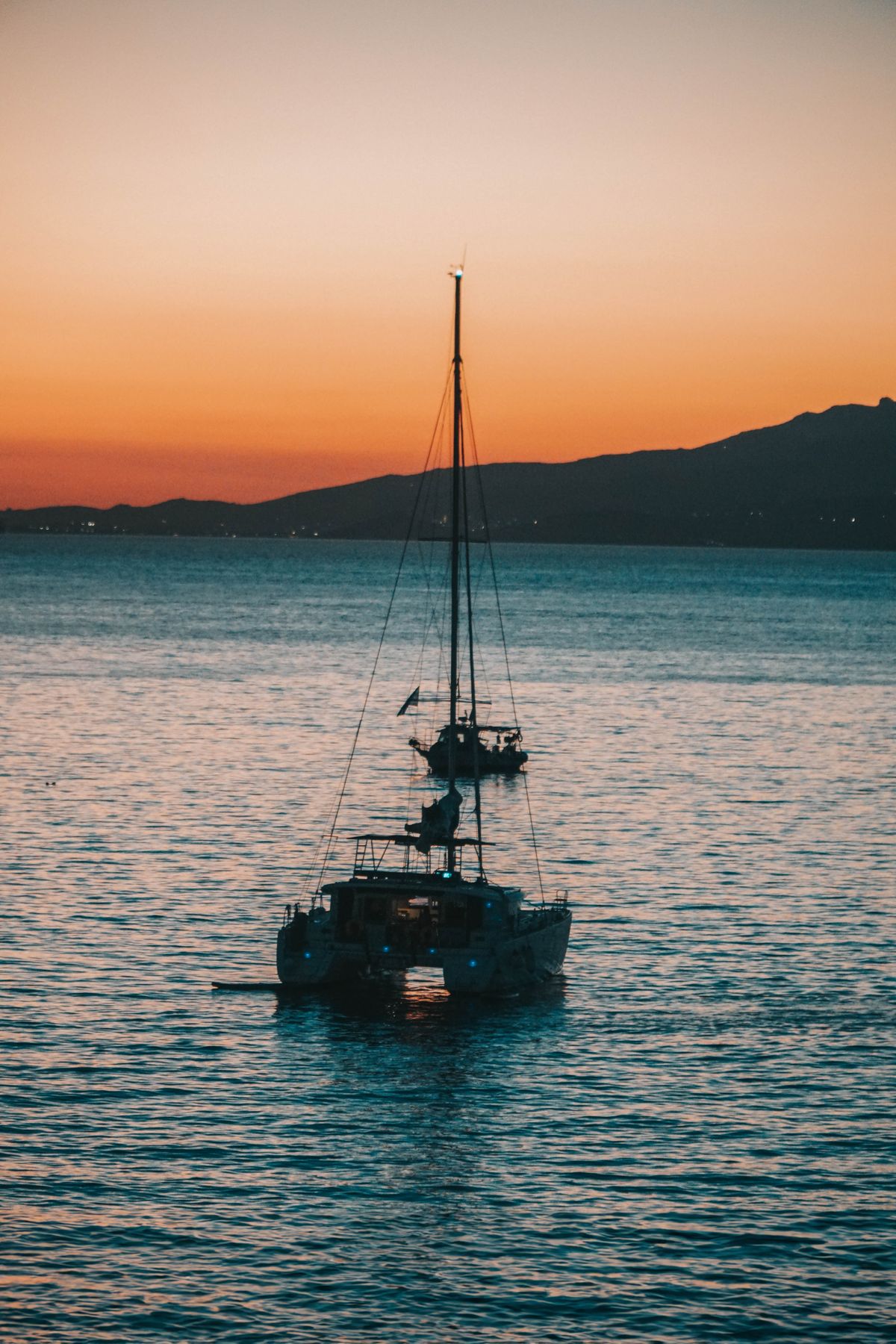 Barca a vela al tramonto sull'Egeo