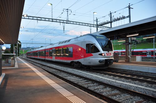 Kostnadsfri bild av järnvägsstation perrong, persontåg, resa