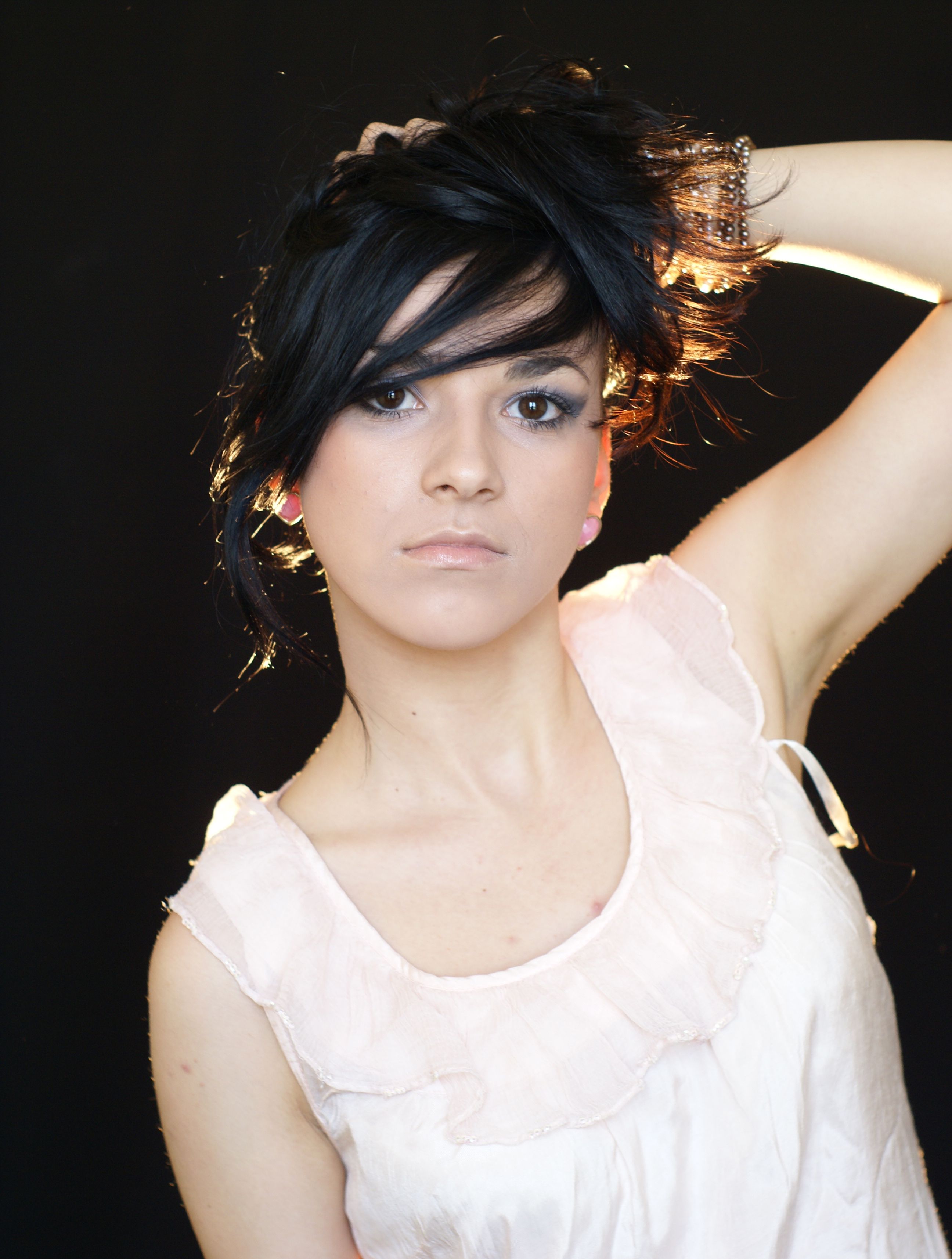 A woman with black hair posing for a photo · Free Stock Photo