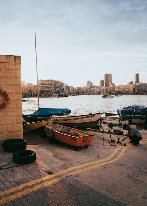Foto profissional grátis de barcos, beira-mar, cidade