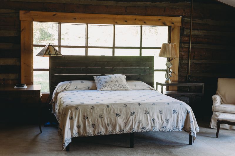 Timber-framed country bedroom by Steven Van Elk on Pexels