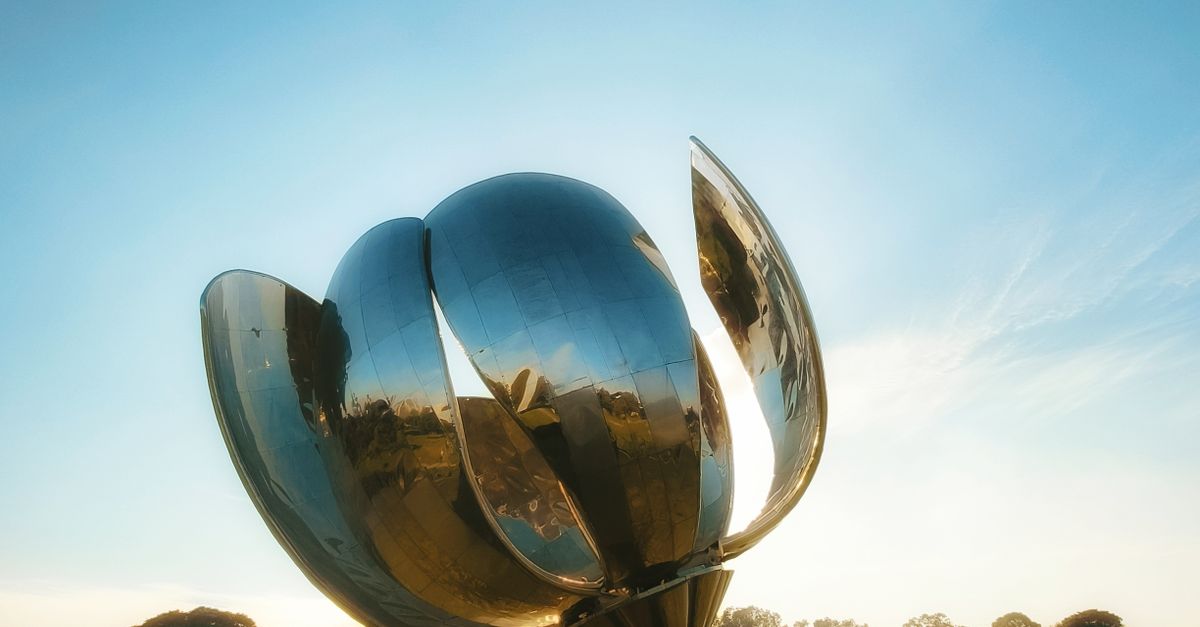 Escultura Floralis Genérica em Buenos Aires, com pétalas de aço abertas contra o céu