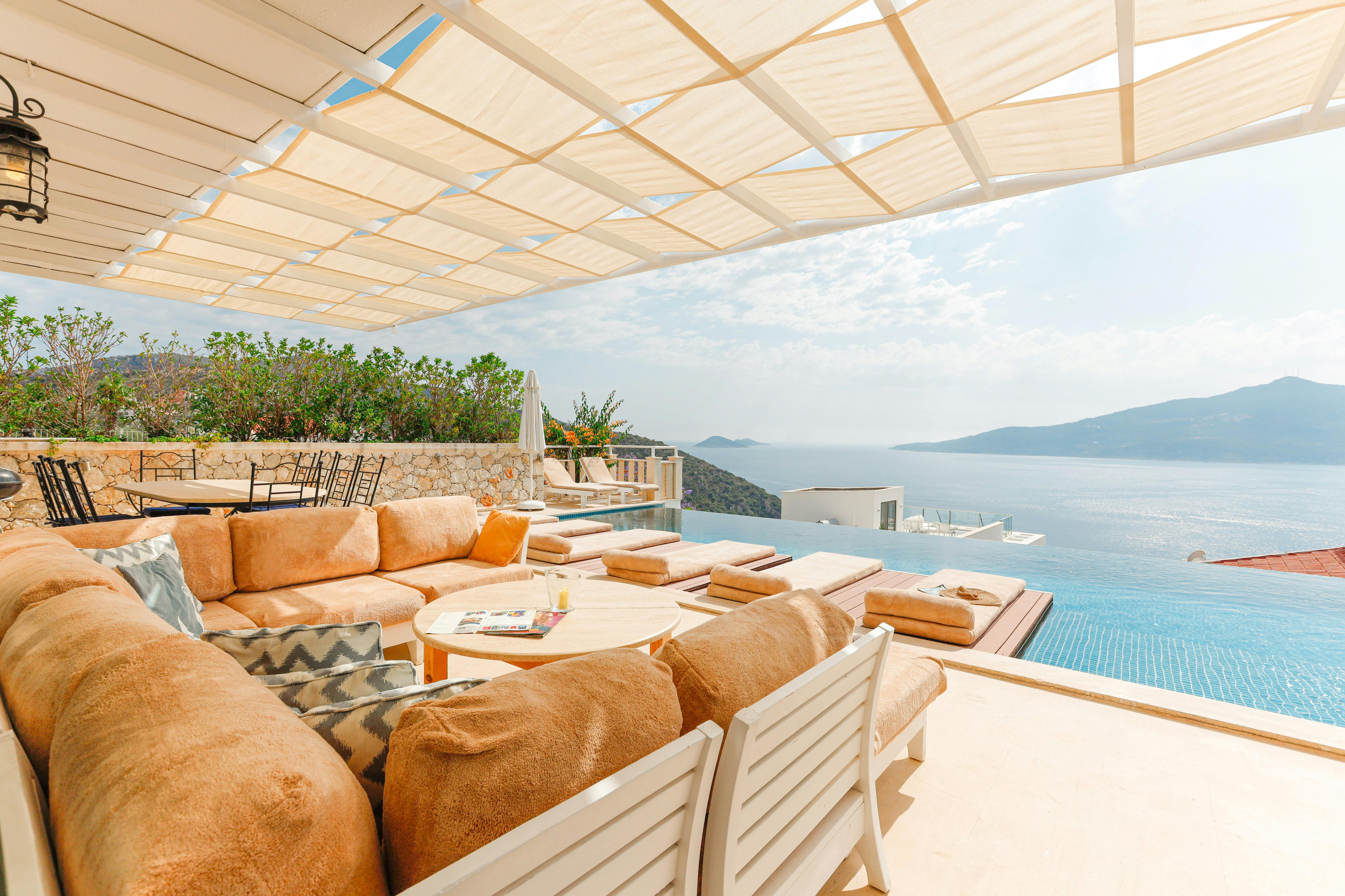 Luxury infinity pool with vanishing edge design