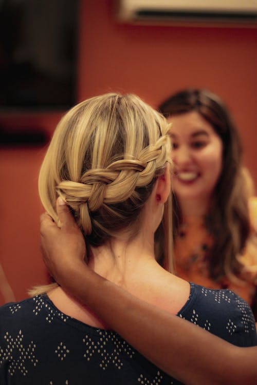 Foto profissional grátis de de pé, fixação de cabelo, foco seletivo