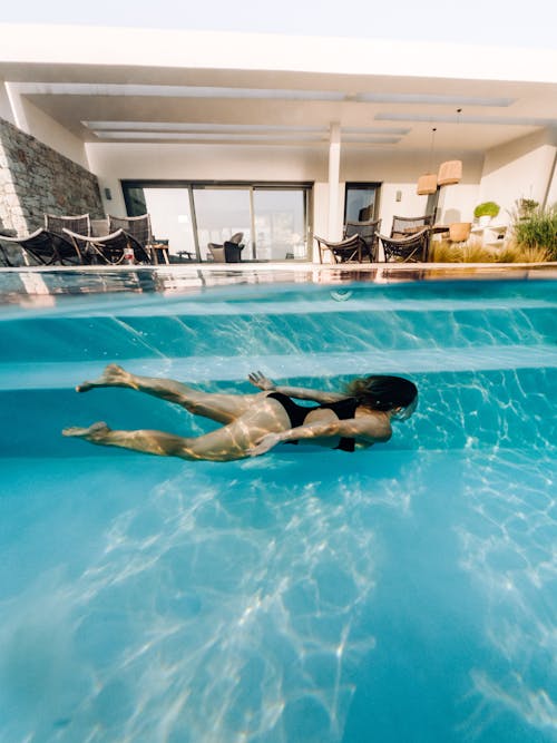 Güzel Bir Villada Sonsuzluk Havuzunda Sualtında Yüzen Model, Yaz, Yunanistan