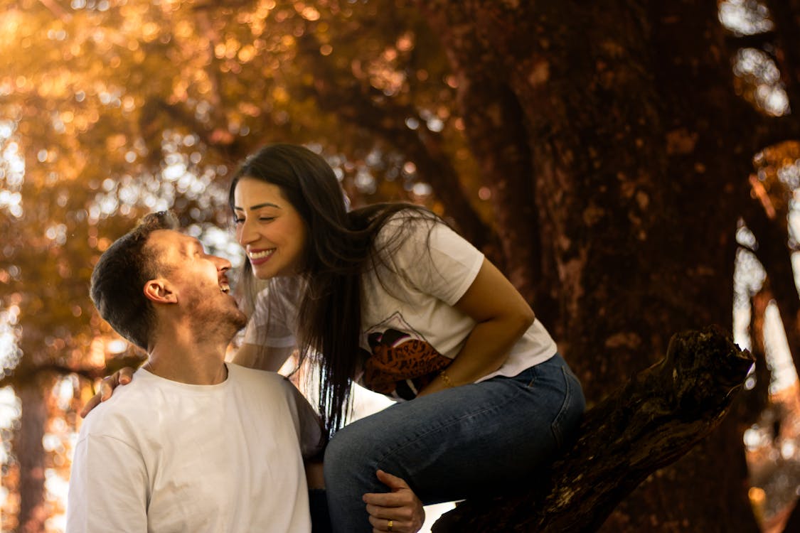 Kostenloses Stock Foto zu flirten, frau, glück