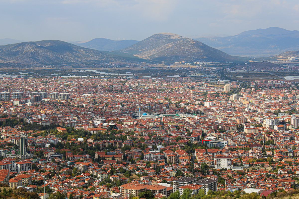 Oraș cu dealuri în fundal