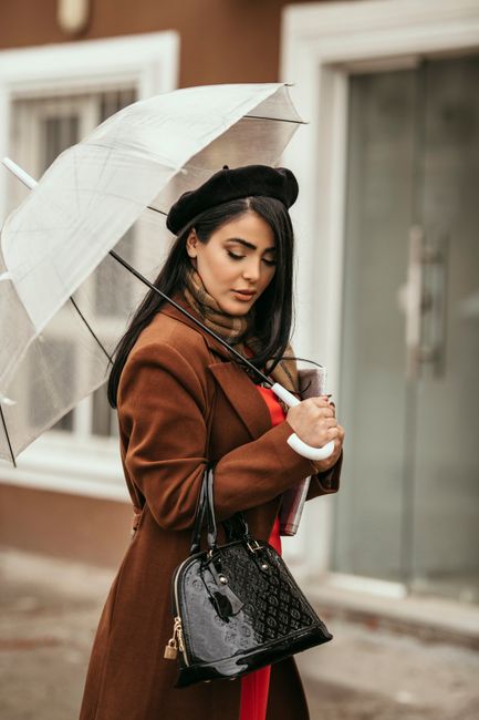 Rouille et béret noir sous la pluie, journée tranquille avec mon manteau préféré
#modefemme #brown #coat #beret