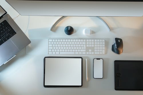 Foto profissional grátis de balcão, comprimido, computador portátil