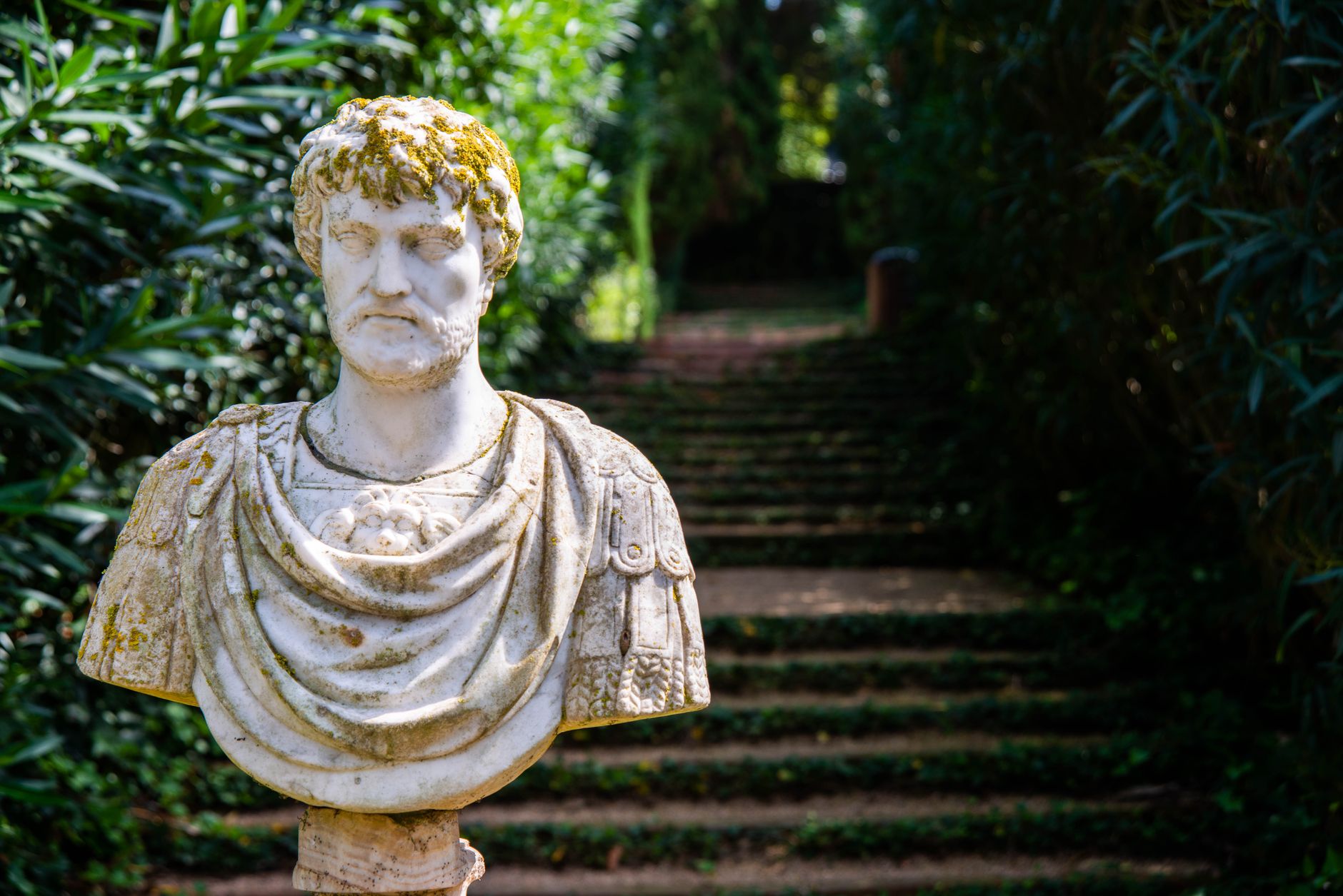 Cómo Practicar la Atención Plena con las Enseñanzas de Marco Aurelio: Un Caso de Éxito en Resiliencia